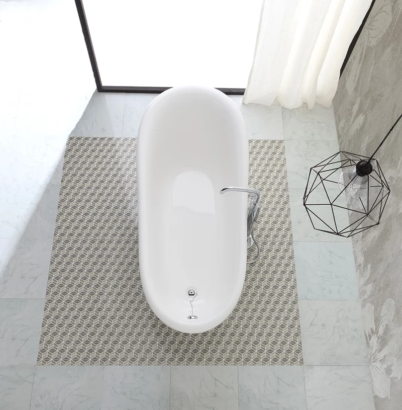 Baignoire autoportante de style classique avec pieds argentés
