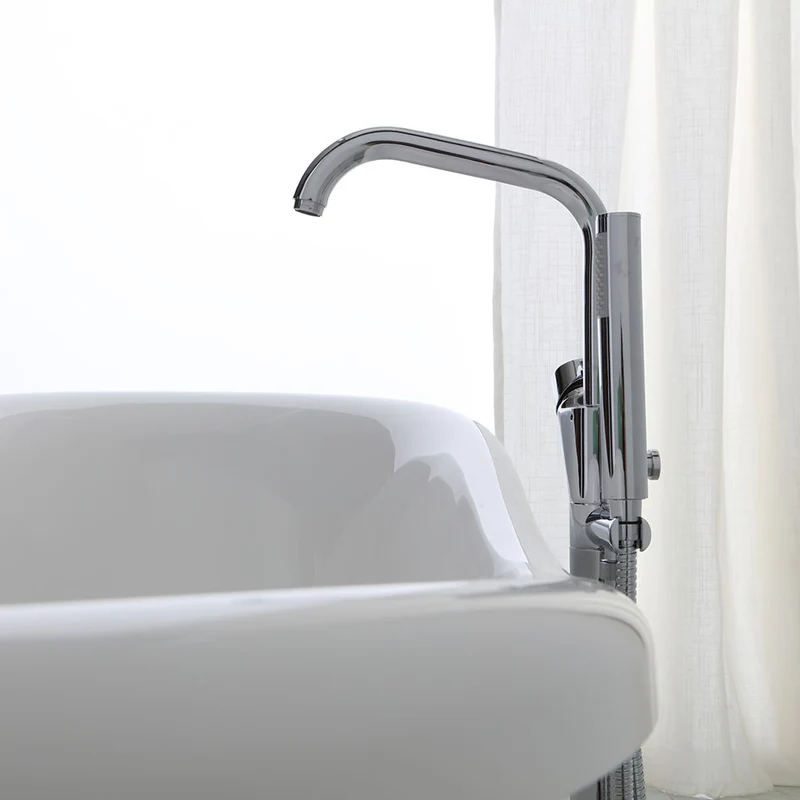 Baignoire autoportante de style classique avec pieds argentés