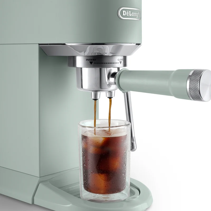 Machine à espresso compacte Dedica Duo Cold Brew vert pistache – De'Longhi