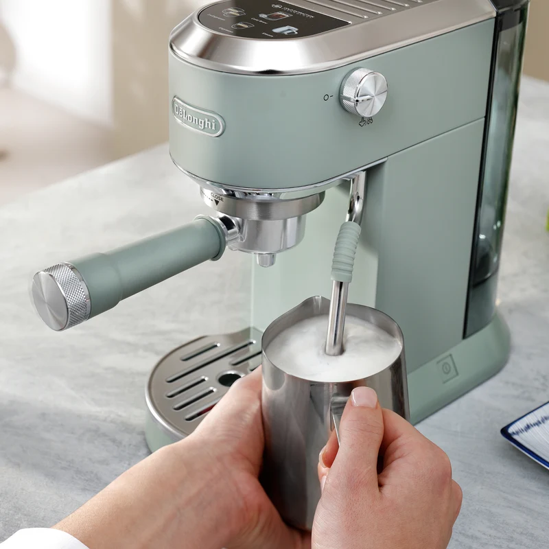 Machine à espresso compacte Dedica Duo Cold Brew vert pistache – De'Longhi