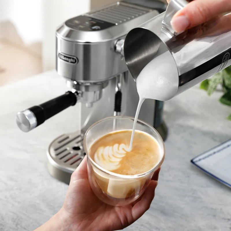 Machine à espresso compacte Dedica Duo Cold Brew acier inoxydable – De'Longhi