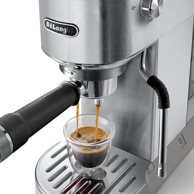 Machine à espresso compacte Dedica Duo Cold Brew acier inoxydable – De'Longhi