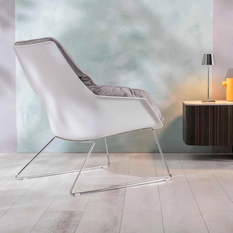 Fauteuil en polypropylène gris clair 85 cm x 74 cm H. 86 cm