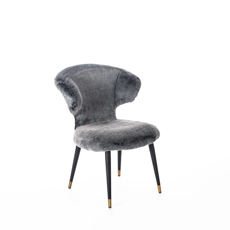 Fauteuil en fourrure synthétique grise et pieds noir/or
