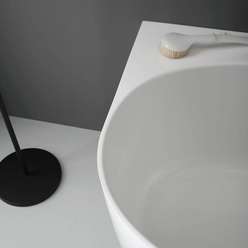 Baignoire ovale autoportante en résine marbrée