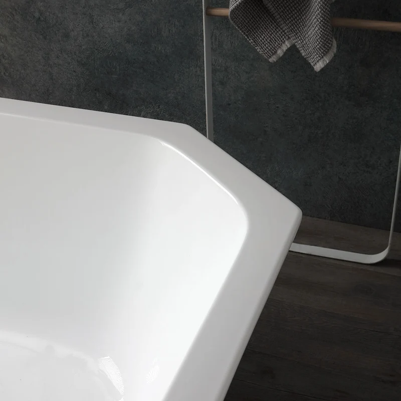 Baignoire autoportante octogonale en acrylique blanc
