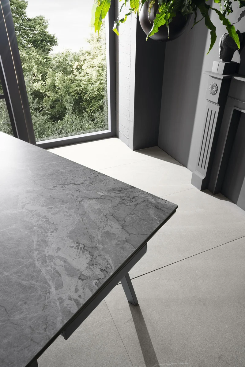 Table extensible avec plateau en pierre effet marbre noir 140/200x80x76h cm