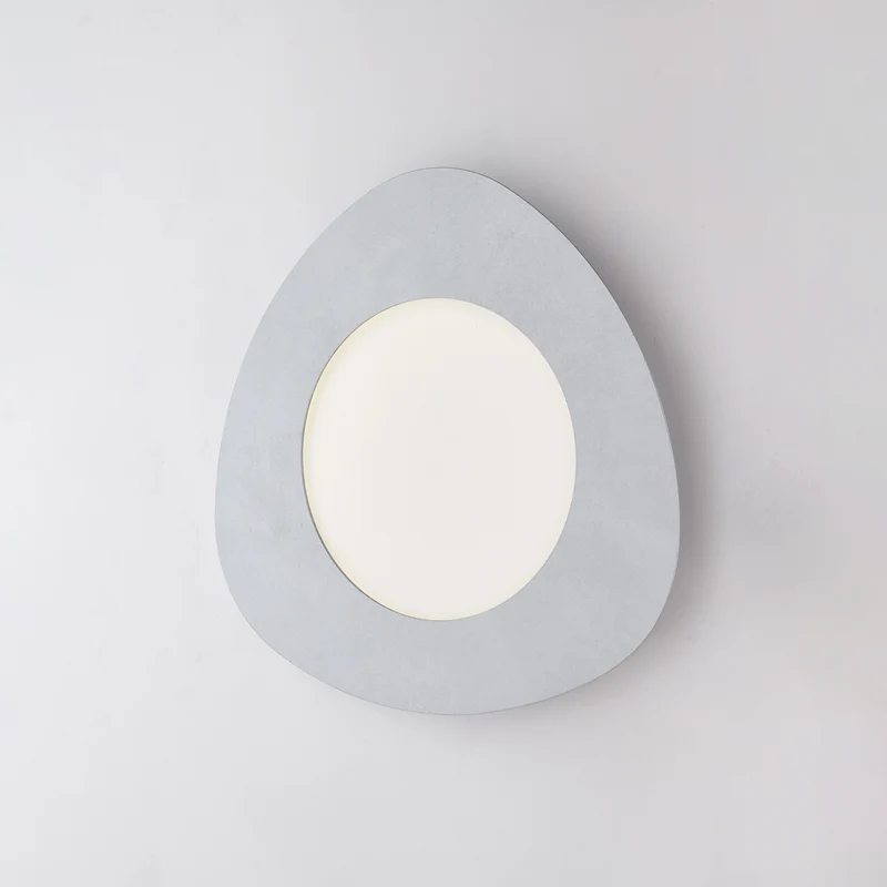 Plafonnier triangulaire en métal laqué décor argent vieilli et LED intégrées H.5 - Ø 40