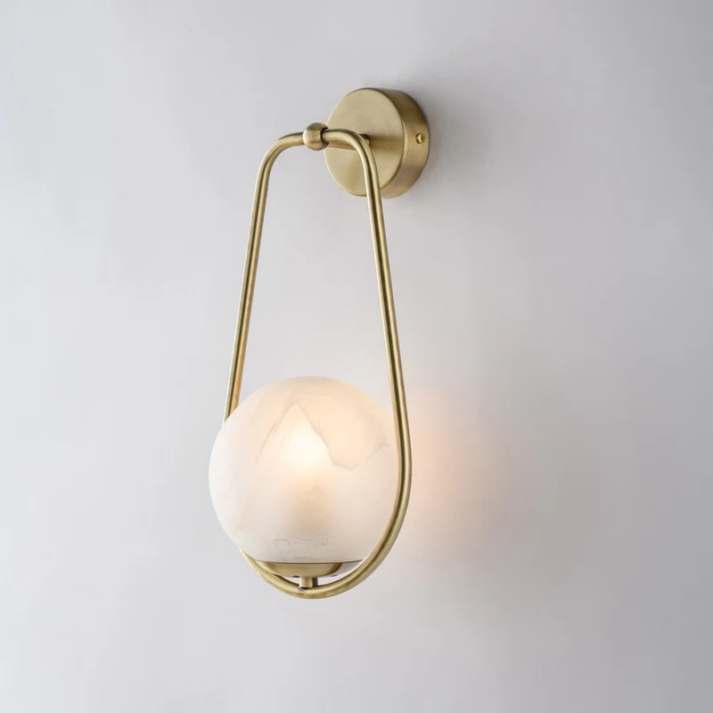 Applique 1 lumière en fer bronzé avec sphère dm.14 H.36 - L.16 - P.19