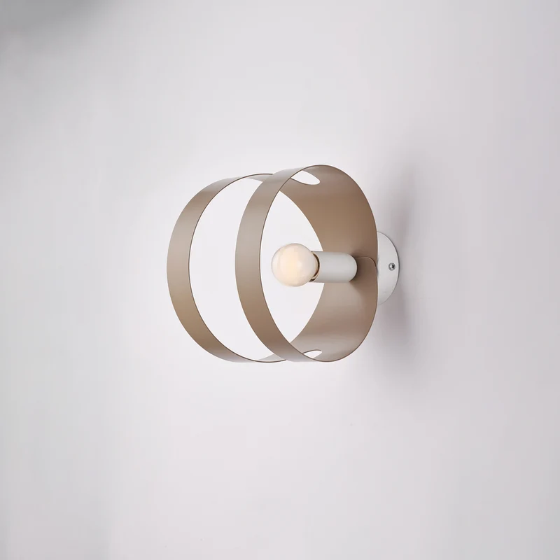 Applique en fer laqué blanc avec bande découpée laser gris tourterelle 1 lumière H.19 - L.14 - P.22