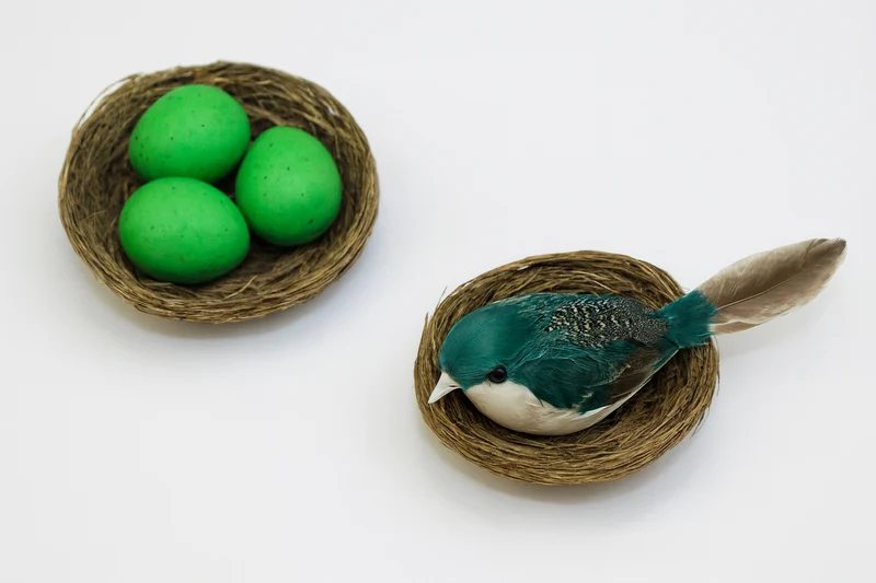 Deko Vogel im Nest + 3 Eier – Handgeflochtenes Rattan Nest 6x8cm