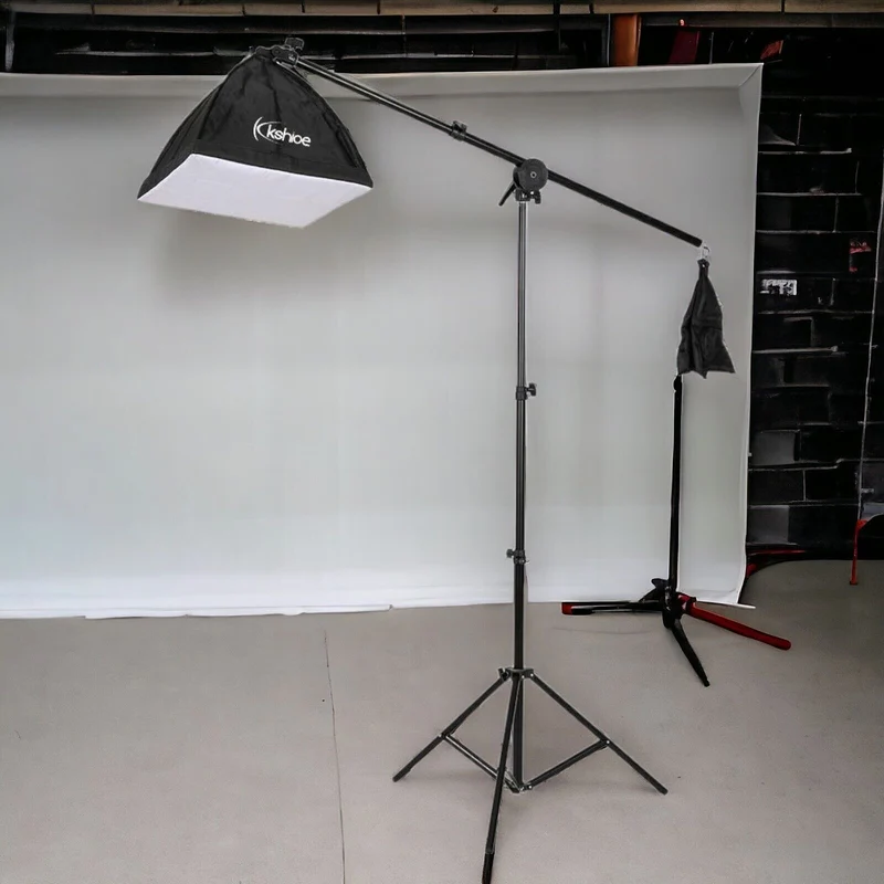 Fotostudio Set mit 3 Softboxen, 3x 65W Tageslichtlampen, Stativen, Galgenstativ und Tragetasche