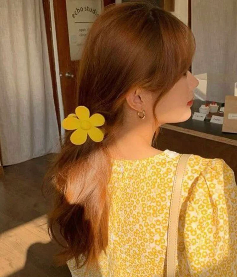 Flower shaped claw clip