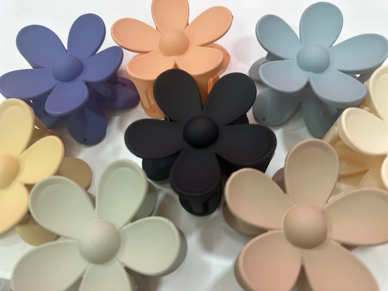 Flower shaped claw clip