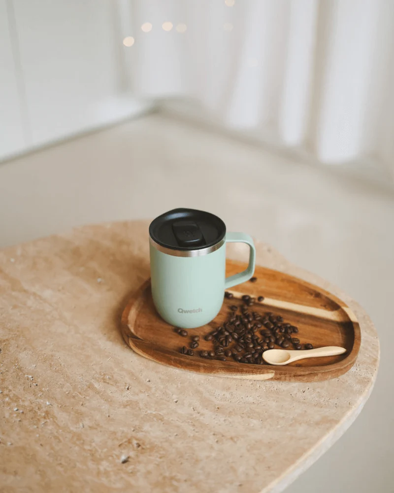Mug isotherme 350 ml en inox recyclé avec anse – QWETCH - Disponible en 4 Couleurs : Rose, Bleu, Vert, Noir